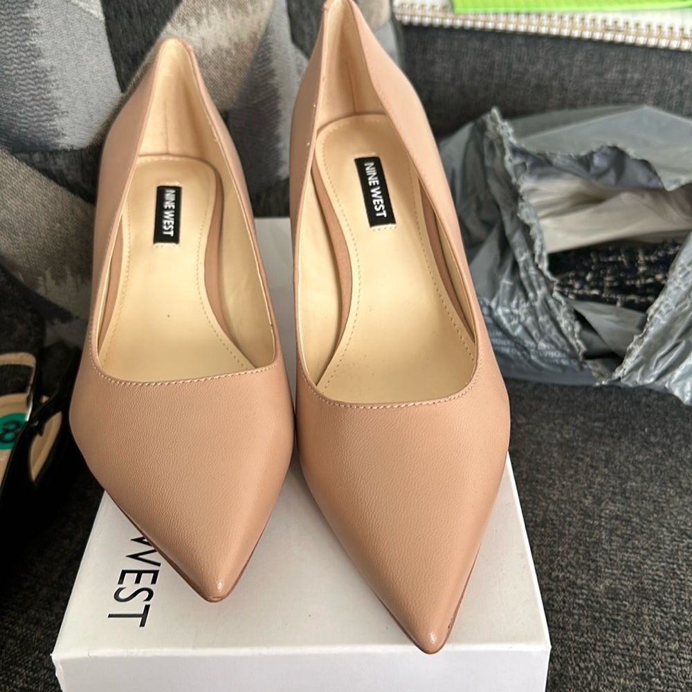 Ladies pump